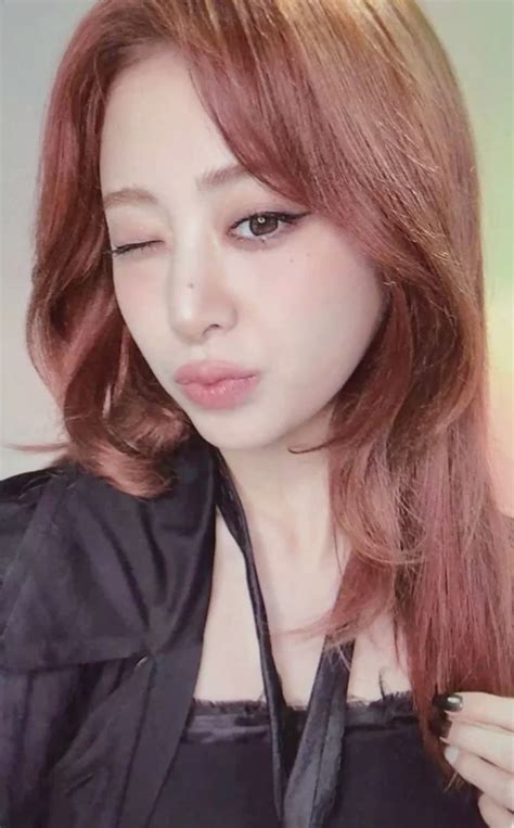 Le Sserafim Yunjin Hot Weverse X Studio Choom Compact Ver Photocard Pc Scan In 2025 Photocard