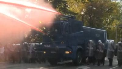 Tunuri Cu Apa Si Gaze Lacrimogene La Un Mars Gay Din Polonia Video
