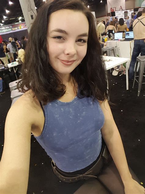 Photo catégorisée avec Brunette Camgirl Chaturbate Lexxy FAPcoholic