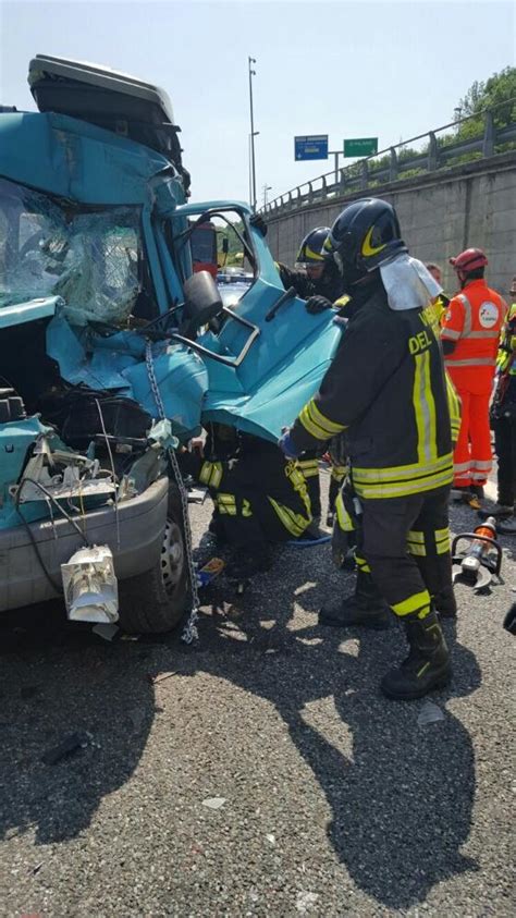 Brogeda Incidente Sull A Auto Si Schianta Contro Guardrail Tre Feriti