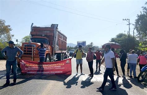 Maestros De La Ceteg De Costa Grande Cierran La Carretera Federal