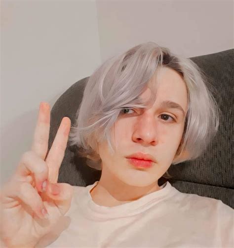 Tô vendendo um gay LGBT Amino