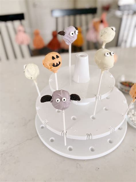 Halloween Cake Pops - traditionallycozy.com