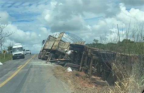 Carreta tomba na BR 364 em trecho próximo ao município de Feijó