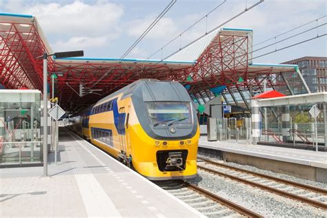 How to get to the Hague from Amsterdam by train in 8 easy steps