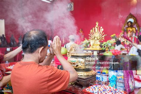 Umat Buddha Berdoa Di Bait Suci Foto Stok Unduh Gambar Sekarang