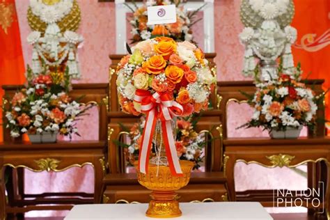 องค์ติ๊ด โปรดให้เชิญแจกันดอกไม้ ถวายพระองค์ภา