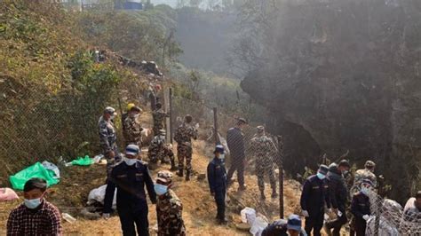 Im Genes Fuertes Muertos Por Ca Da De Un Avi N En Nepal