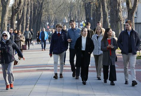 Iñaki Urdangarin con toda su familia disfruta de un paseo por Vitoria