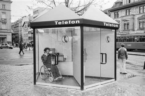 Ab Frühling stehen alten Telefonkabinen vor der Barfikirche