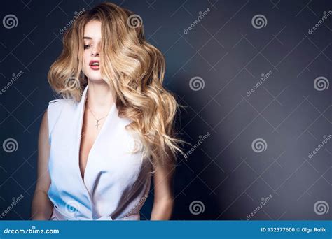 Belle Femme Blonde Avec De Longs Cheveux Onduleux Snob Sur Son Visage Photo Stock Image Du