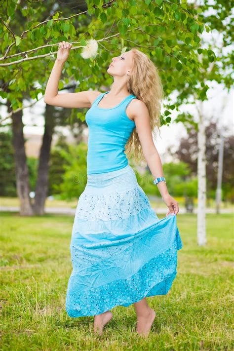 Fille Aux Pieds Nus Blonde Photo Stock Image Du Blonde