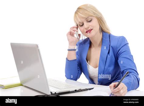 Attraktive Blonde Sekret Rin An Ihrem Schreibtisch Sitzen Auf Dem Telefon Stockfotografie Alamy