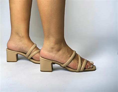 Tamanco Anne salto bloco três tiras nude