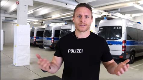 In Der Corona Krise Stuttgarter Polizist Gibt Den Fitness Coach Und