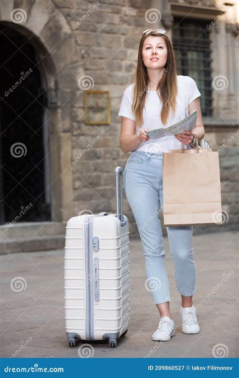 Cartina Turistica Per Giovani Ragazze Bionde a Mani Nude Immagine Stock Immagine di città