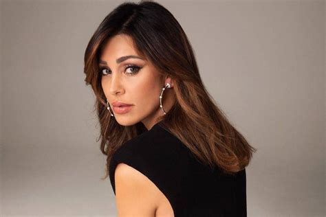 Belen Rodriguez Prima Il Bikini Poi Lo Sfila E Lo Lascia Sul Divano Unica Foto Turiweb