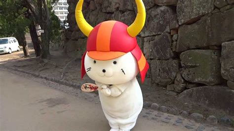ひこにゃん 広島城で出番待ち中にしゃもじを貰う - YouTube