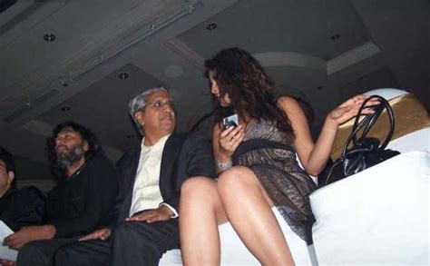 Tanushree Dutta Hot Cleavage And Thighs Hot Actress Sexy Pics