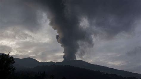 Por erupción de volcán Indonesia evacúa a miles de personas