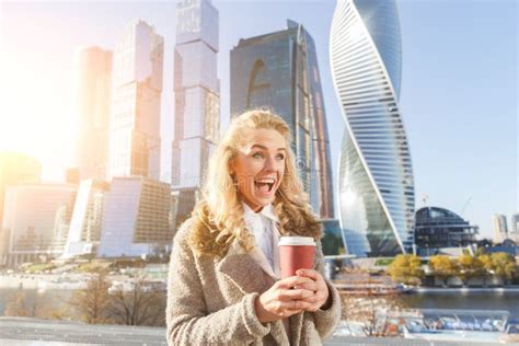 In Openlucht Drukt Het Portret Van Vrolijke Mooie Blonde Vrouw Gelukkige Emoties Uit Stock