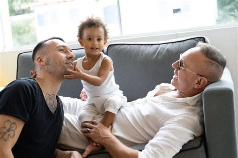 Depois De Adotar Beb Abandonado No Hospital Apresentador Gay Quer Adotar Mais Um Filho E