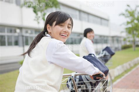 【自転車に乗る女子中学生】の画像素材11539198 写真素材ならイメージナビ