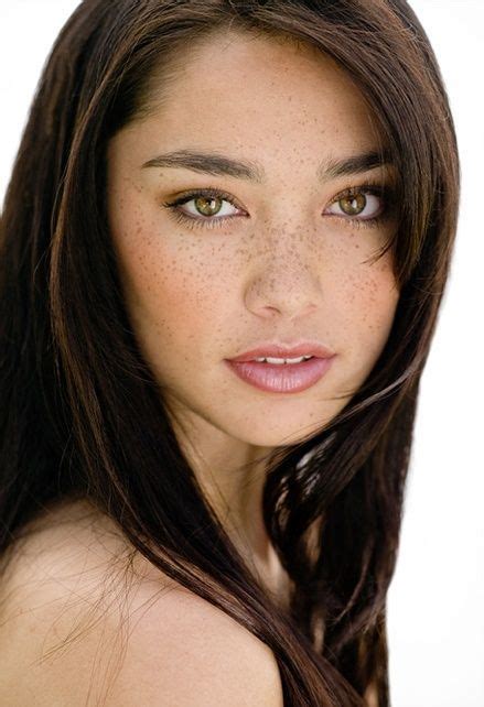 Brunette With Freckles Beautiful Freckles Beautiful Eyes Gorgeous Beautiful Clothes Lovely