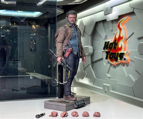 Hot Toys TMS 160 The Last Of Us Joel Miller 1 6 Scale Collectible Figure Page 5