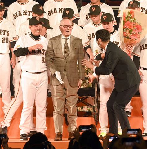 【写真特集】長嶋茂雄氏立ち上がり笑顔 石川梨華も来た／巨人ファン感 プロ野球ライブ速報 日刊スポーツ