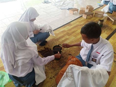 Batik Menghidupkan Seni Tradisional Di Sma Negeri 1 Sokaraja