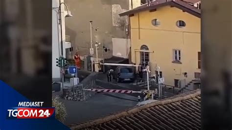 Auto Resta Bloccata Nel Passaggio A Livello Travolta Dal Treno Youtube