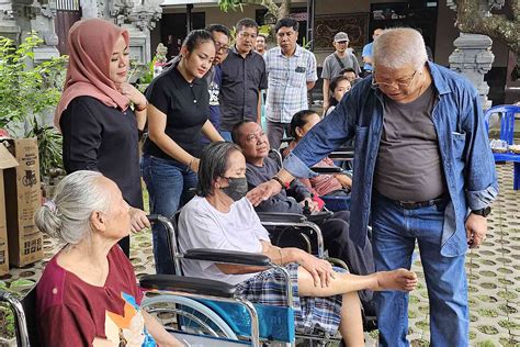 Anggota Dpr Ri Rachmat Hidayat Bagikan Belasan Kursi Roda Manual Dan