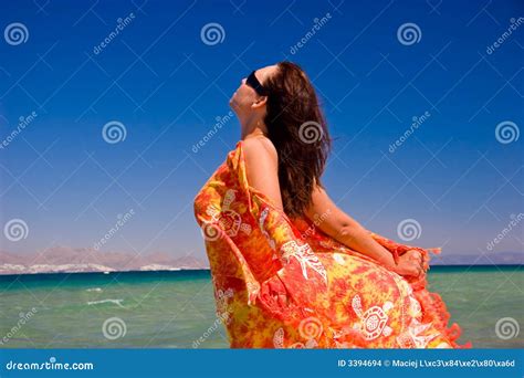 Femmes Dans Le Pareo En Vacances Photo stock Image du côte dame 3394694