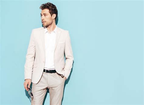 Portrait de modèle de jeune fille belle jeune femme brune avec du maquillage nude dans des