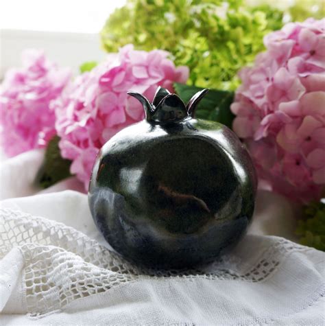 Декоративный гранат, керамическая ваза темно зеленого цвета, фарфоровая ...