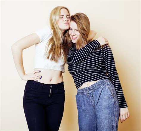 Fermez De L Les Amants Sexy De Lesbiennes Dans Une Chambre Au Matin Blonde Embrassant Une Fille