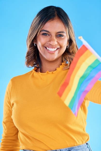 Bandeira De Retrato E Gay Uma Mulher Em Um Fundo Azul No Est Dio Sentindo Se Orgulhosa De
