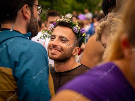 Una fotografía franca de un joven caucásico en el orgullo gay de París de sin mirar a la