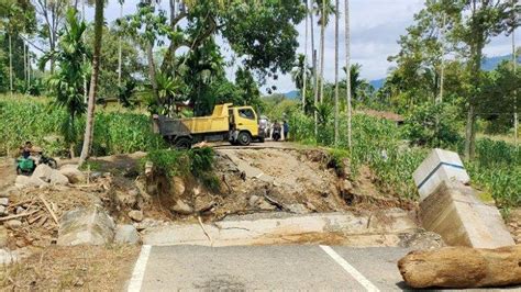 Jembatan Makmur Jaya Lawe Pinis Ambruk Diterjang Banjir Bandang