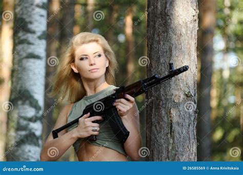 Jeune Blonde Avec Un Fusil Image Stock Image Du Butoir 26585569
