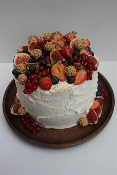 Naked Cake Mit Beeren