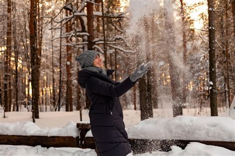 Une Belle Jeune Fille Blonde Dans Une Forêt De Conifères D hiver Se Tient Debout Et Attrape Avec
