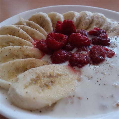 Овсянка на молоке с бананом и малиной