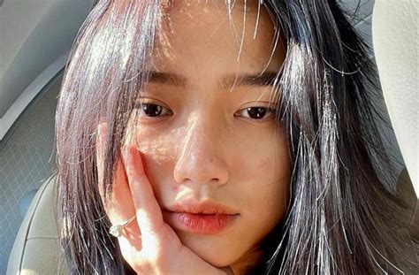 Heboh Foto Fuji Ngangkang Pakai Bikini Sambil Digendong Pria Netizen Geram