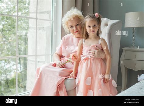 Heureux grand mère et sa petite fille Plus femme et enfant girl at