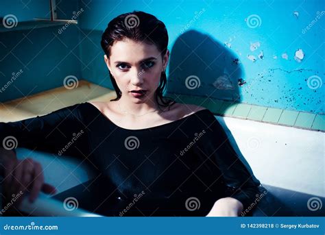 Ragazza Con Le Spalle Nude Che Si Trovano Nel Bagno Con Acqua Porpora Colorata Concetto Di Modo