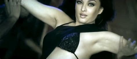 Hot Actress Aishwarya Rai Hot In Saree