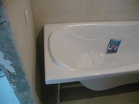 Большой зазор между ванной и стеной — варианты решений