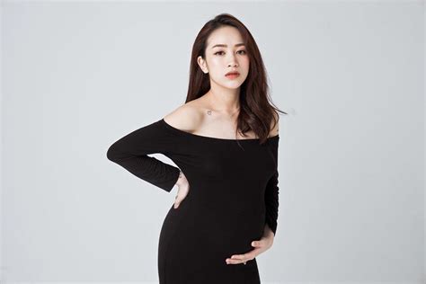 Hiếm hoi ái nữ Minh Nhựa diện bikini khoe dáng sau sinh hút bộn like không thua mẹ kế